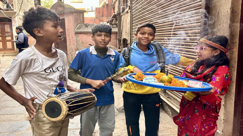 न्युरोडमा देउसीभैलो खेल्दै बालबालिका [तस्वीर]